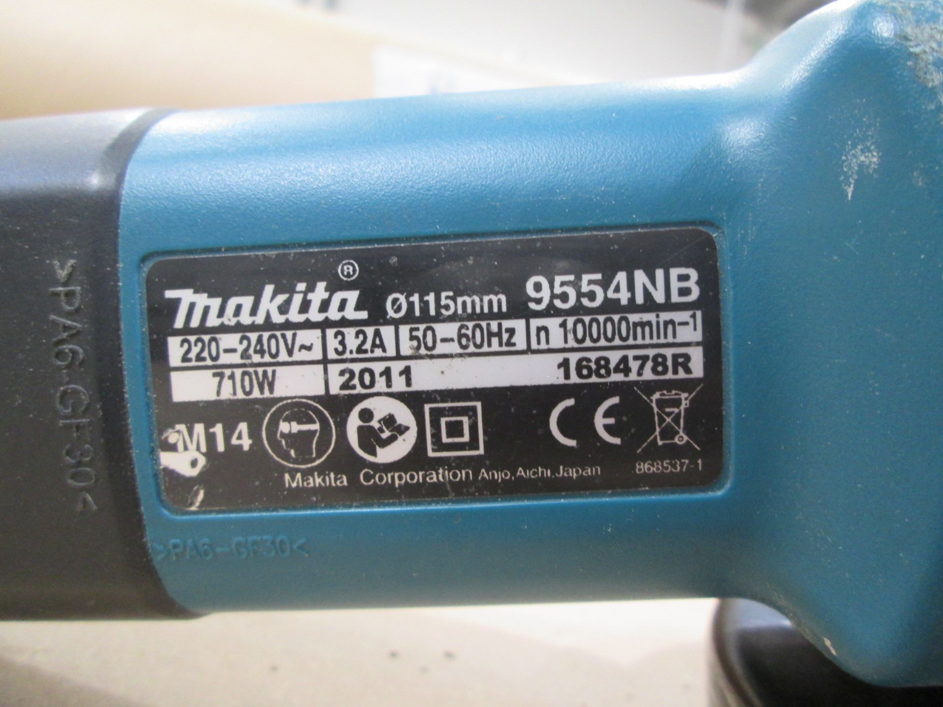 Makita 9554NB 115mm Angle Grinder, 240V, In wooden box with various disc's - Image 3 of 5