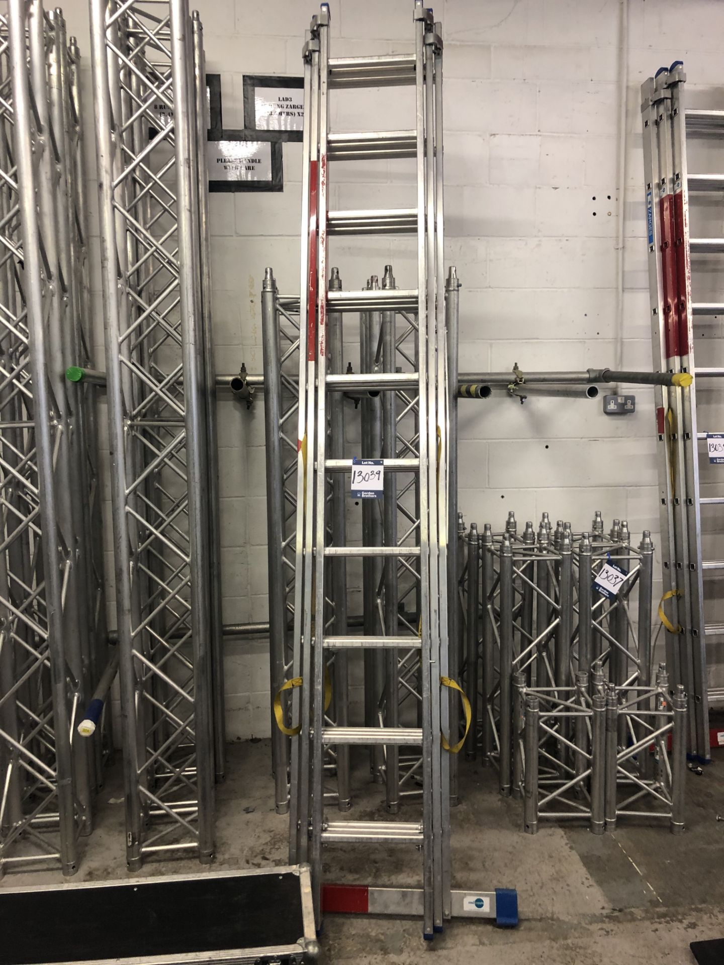 Zarges, 30 tread aluminium extension ladder