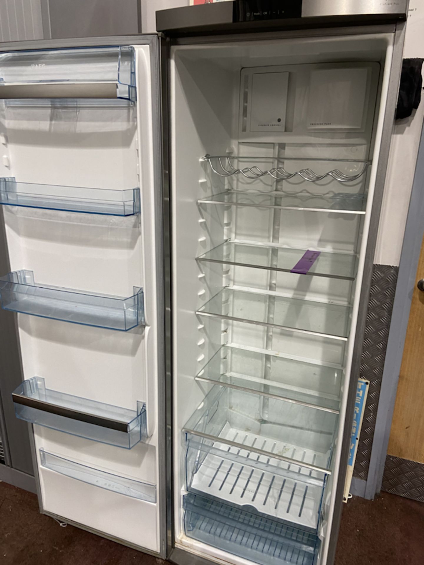 AEG Santo ProFresh Plus Large Single Door Fridge: - Image 2 of 2