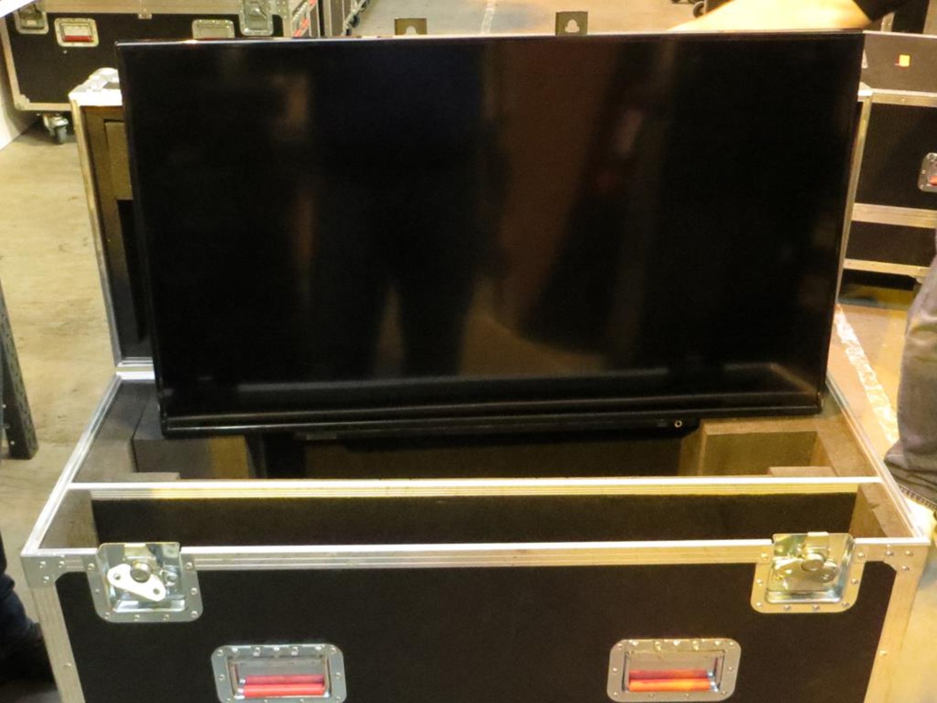 Toshiba, 40" Smart TV, Model 40L2056D with wall bracket and Unicol, mount in transit case: Unit C - Image 2 of 2