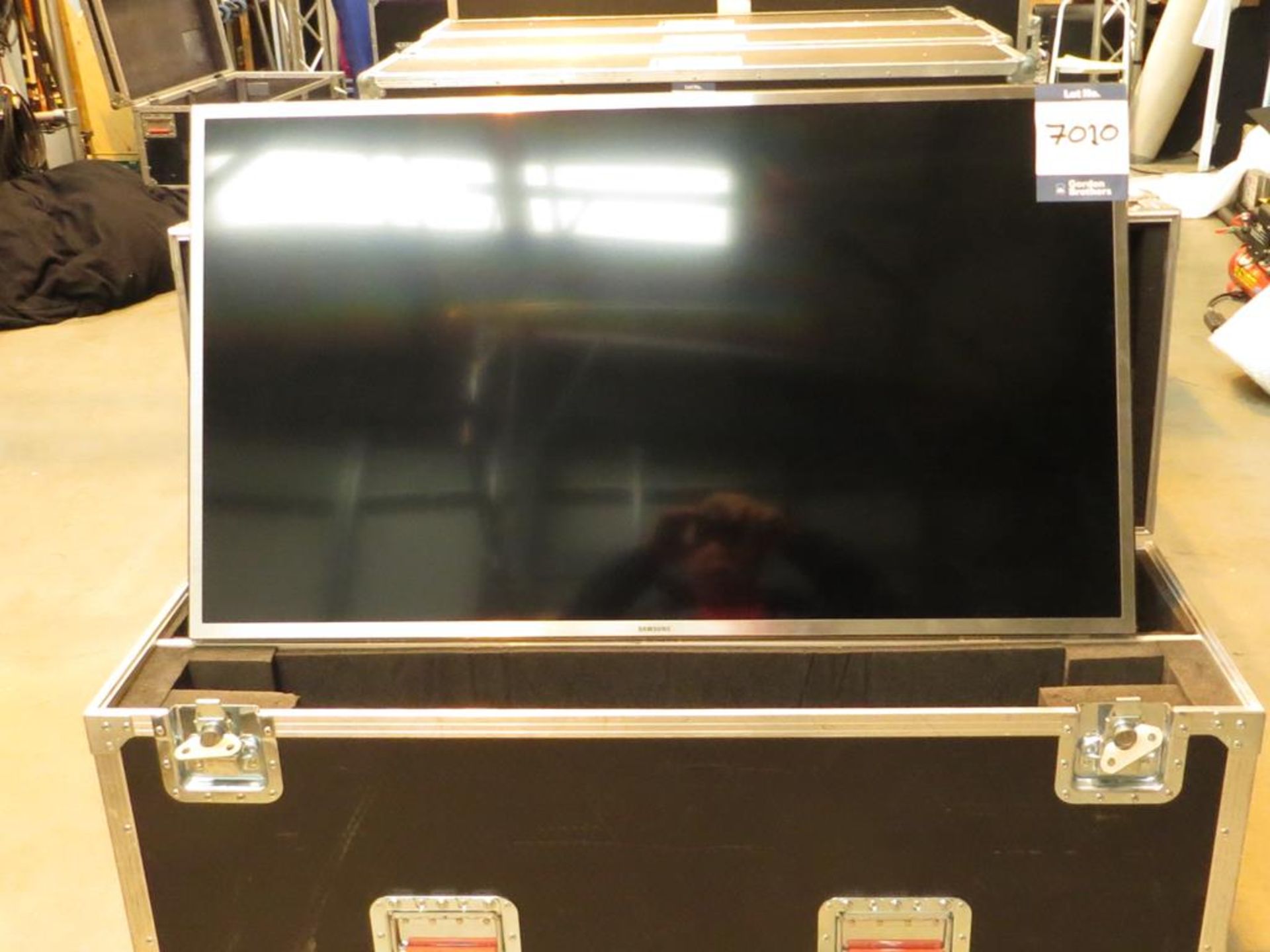 Samsung, 46" LED monitor, Model VE46F6200AM with Unicol, mount and remote control in transit case: - Image 2 of 3