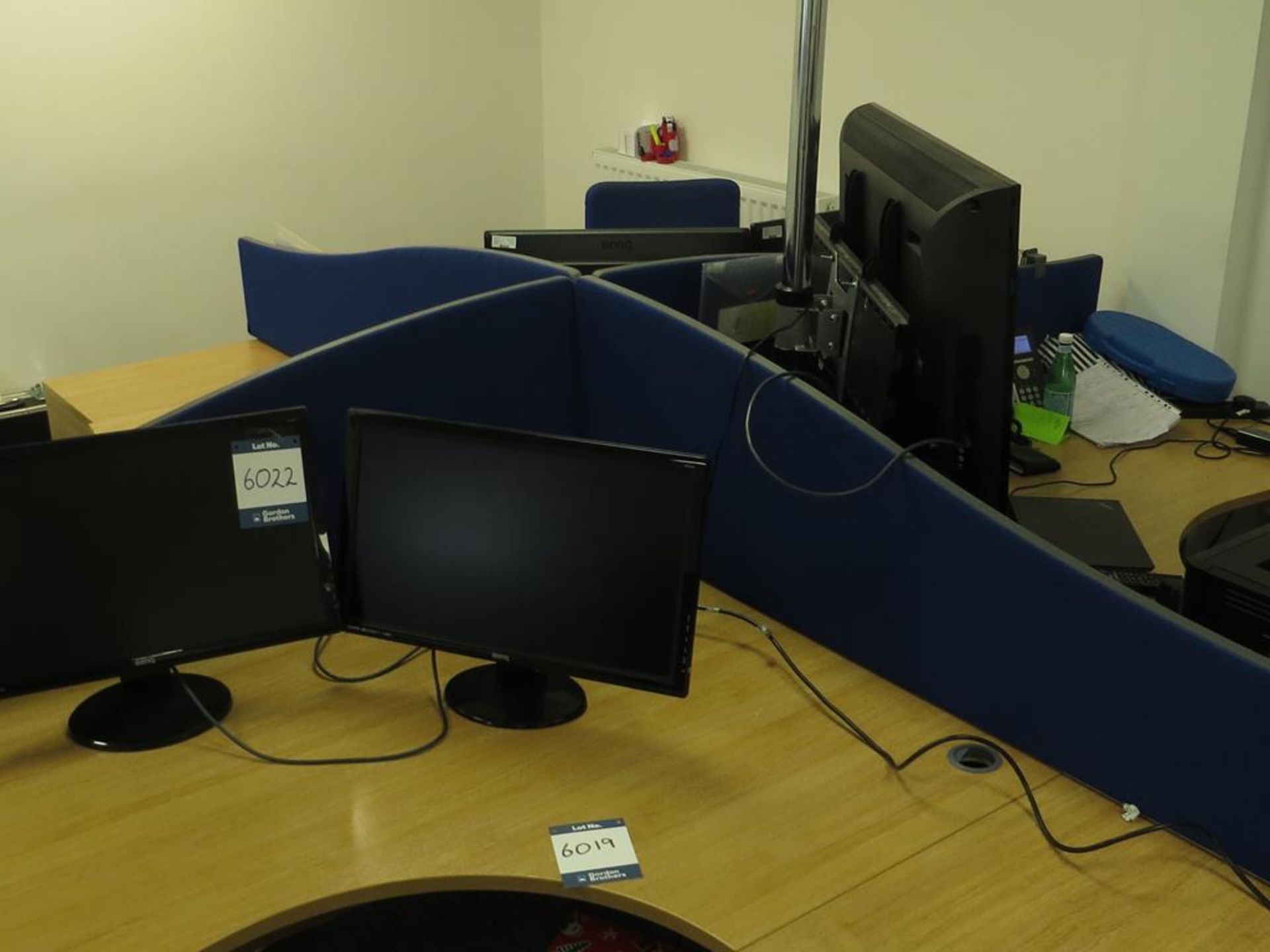 Office Pod comprising 4x No. veneer workstations,