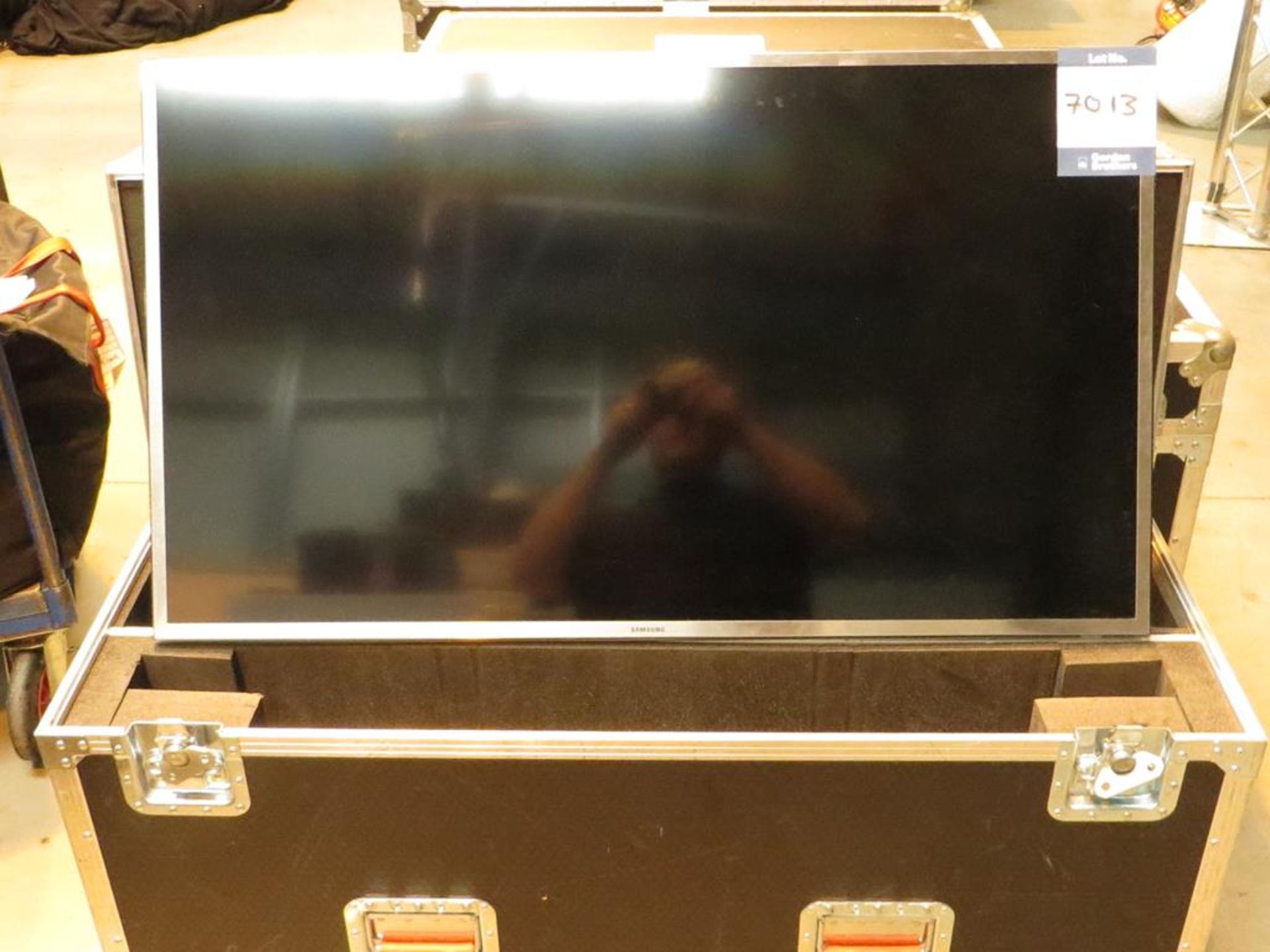 Samsung, 46" LED monitor, Model VE46F6200AM with remote control and Unicol mount in transit case: - Image 2 of 3