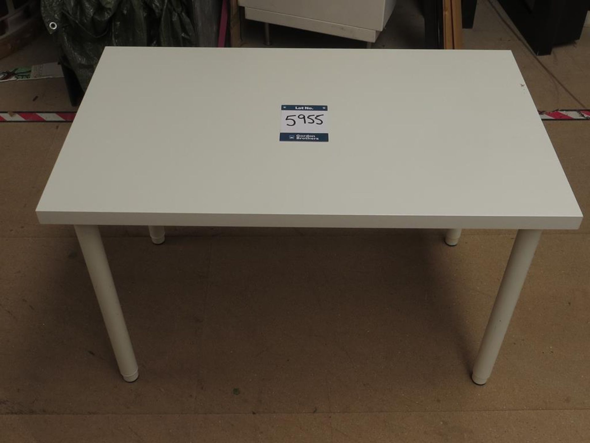 White tables, various sizes and heights comprising - Bild 4 aus 4