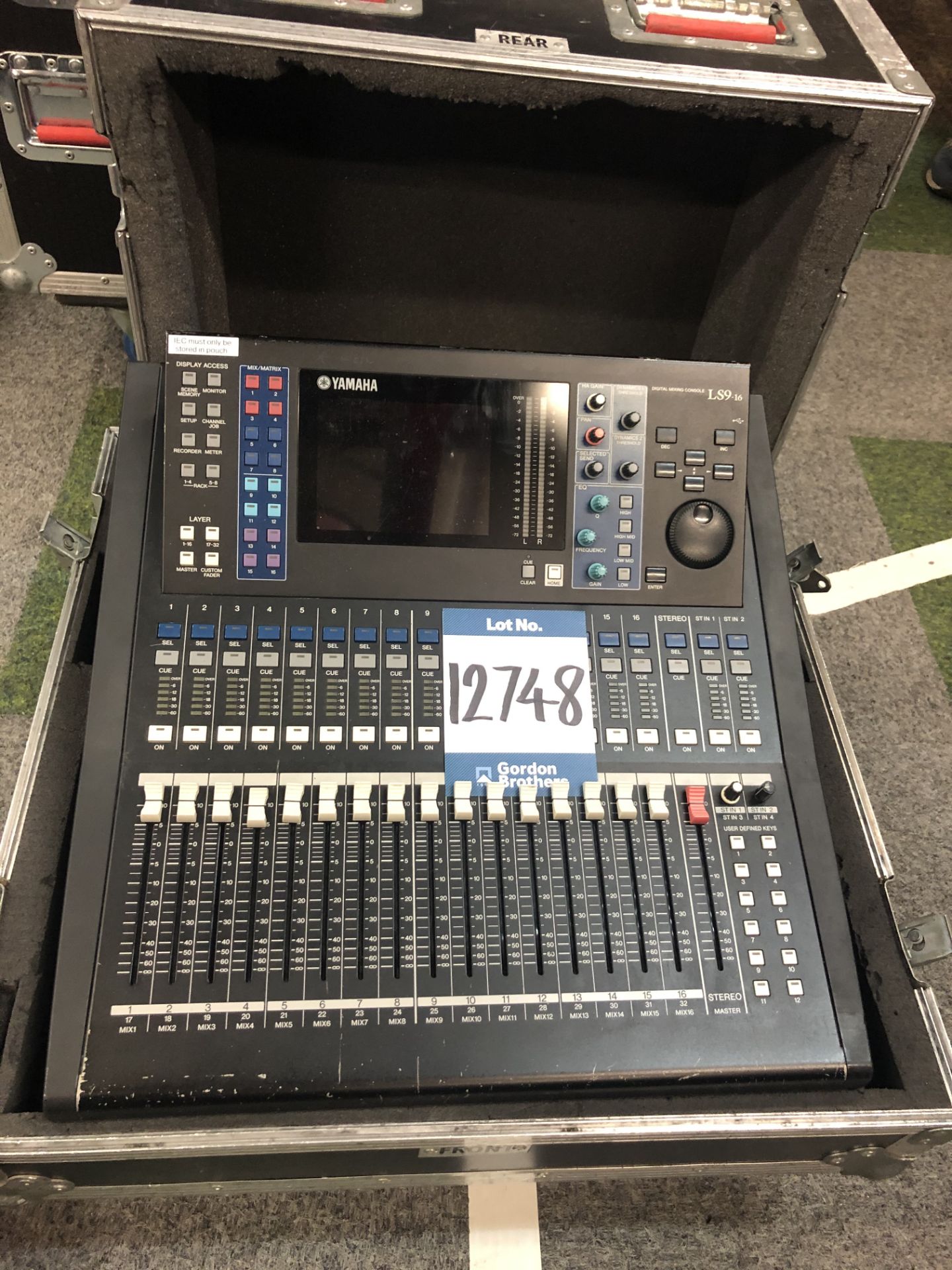 Yamaha, LS9-16 16 channel digital audio mixing des