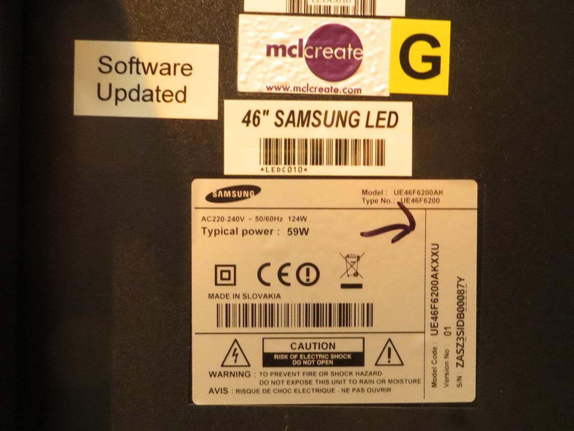 Samsung, 46" LED monitor, Model VE46F6200AM with Unicol, mount and remote control in transit case: - Image 3 of 3