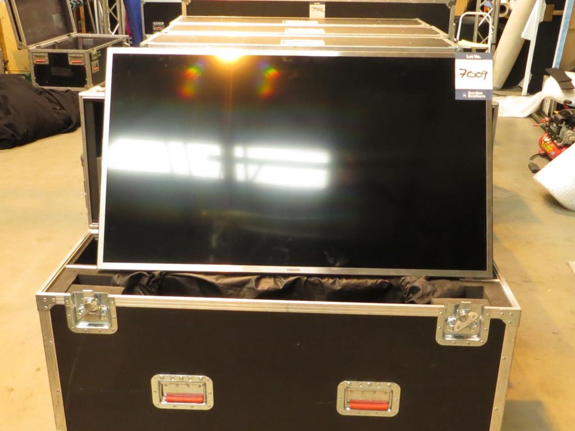 Samsung, 46" LED monitor, Model VE46F6200AM with remote control and Unicol mount in transit case: - Image 2 of 3