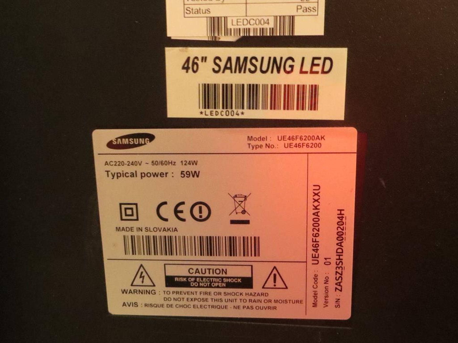 Samsung, 46" LED monitor, Model VE46F6200AM with Unicol, mount and remote control in transit case: - Image 3 of 3