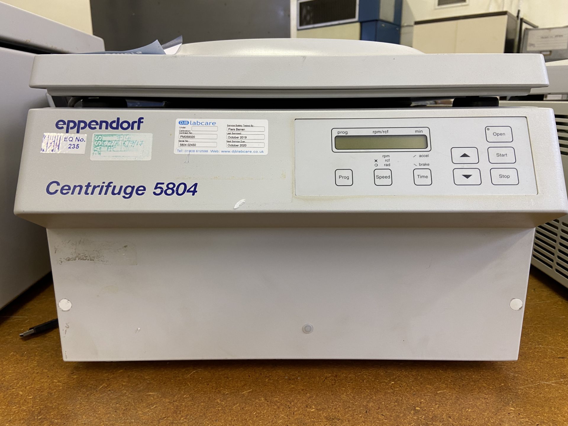 Eppendorf 5804 benchtop centrifuge, Serial No. 580402450 (2001) with 240v power cable - Image 2 of 2