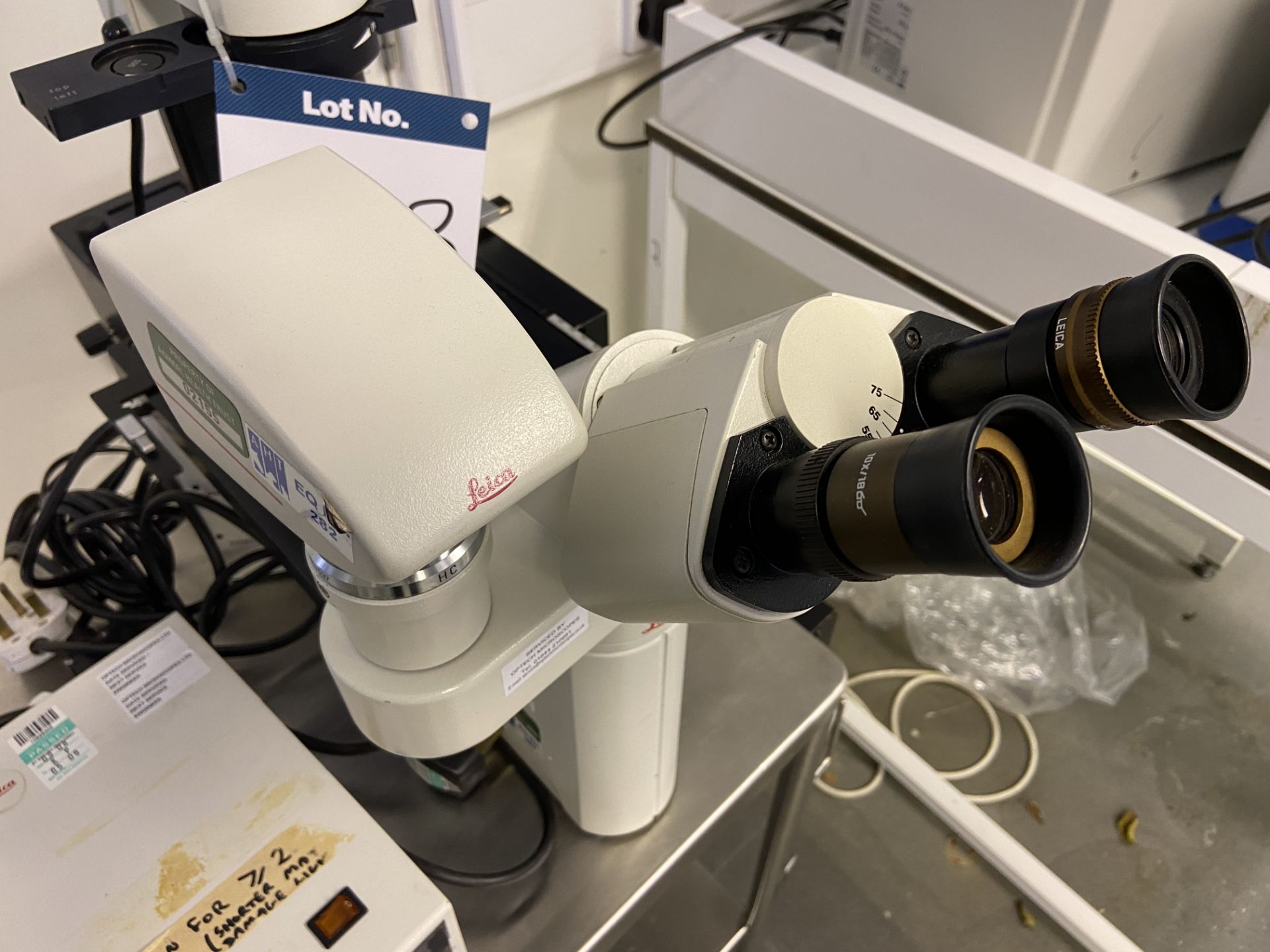 Leica DMIL type. 090-135.002, benchtop microscope with (4) Leica Optics including; ∞ / 0.2 C Plan - Image 3 of 5