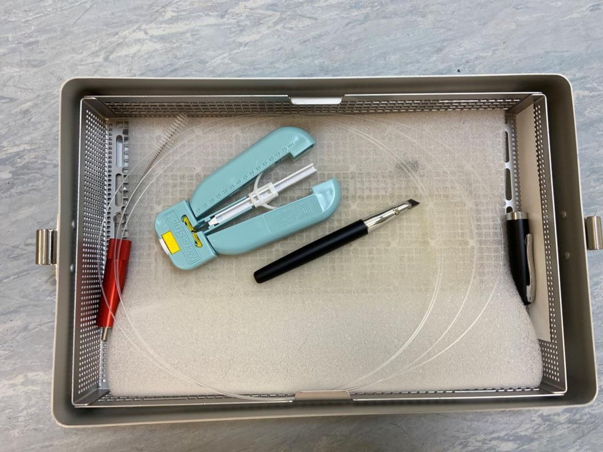 Aesculap surgical storage/sterilisation container with contents comprising fibre optics set with - Image 3 of 3