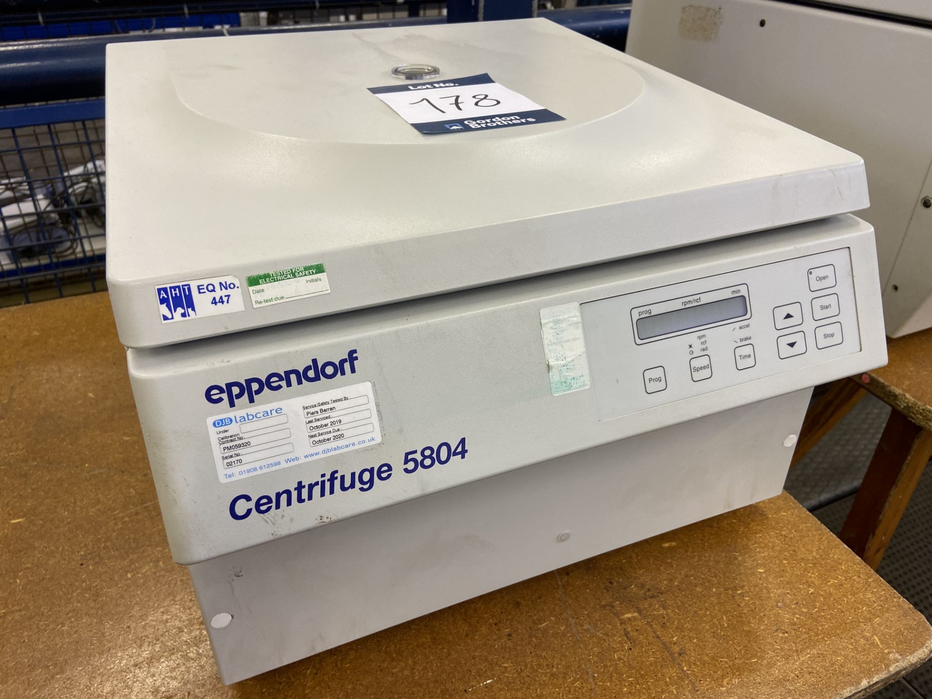 Eppendorf 5804 benchtop centrifuge, Serial No. 02707 (2001) with 240v power cable