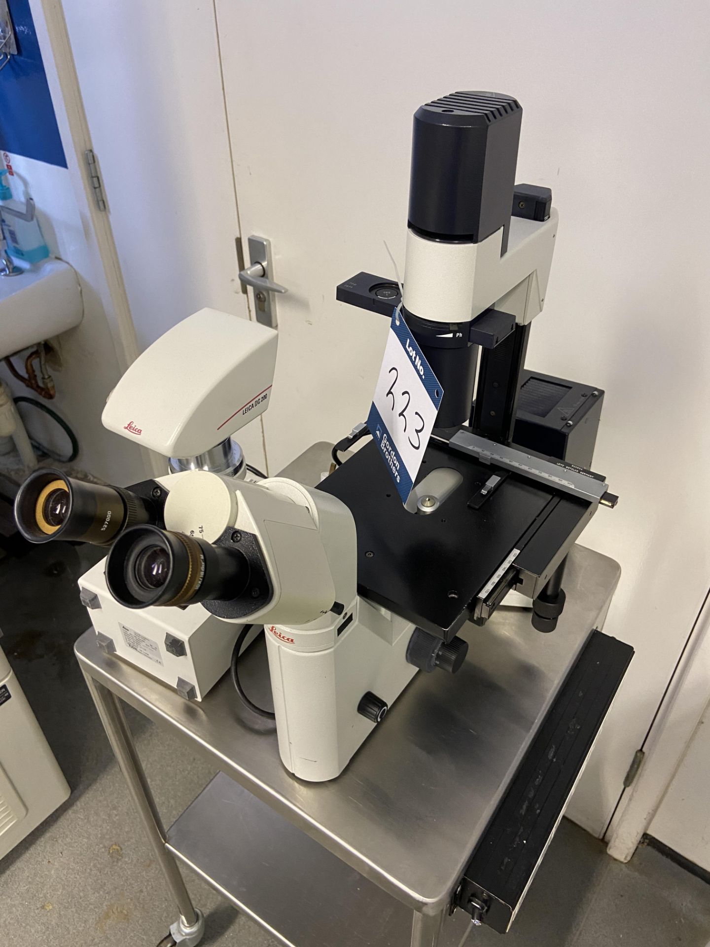 Leica DMIL type. 090-135.002, benchtop microscope with (4) Leica Optics including; ∞ / 0.2 C Plan