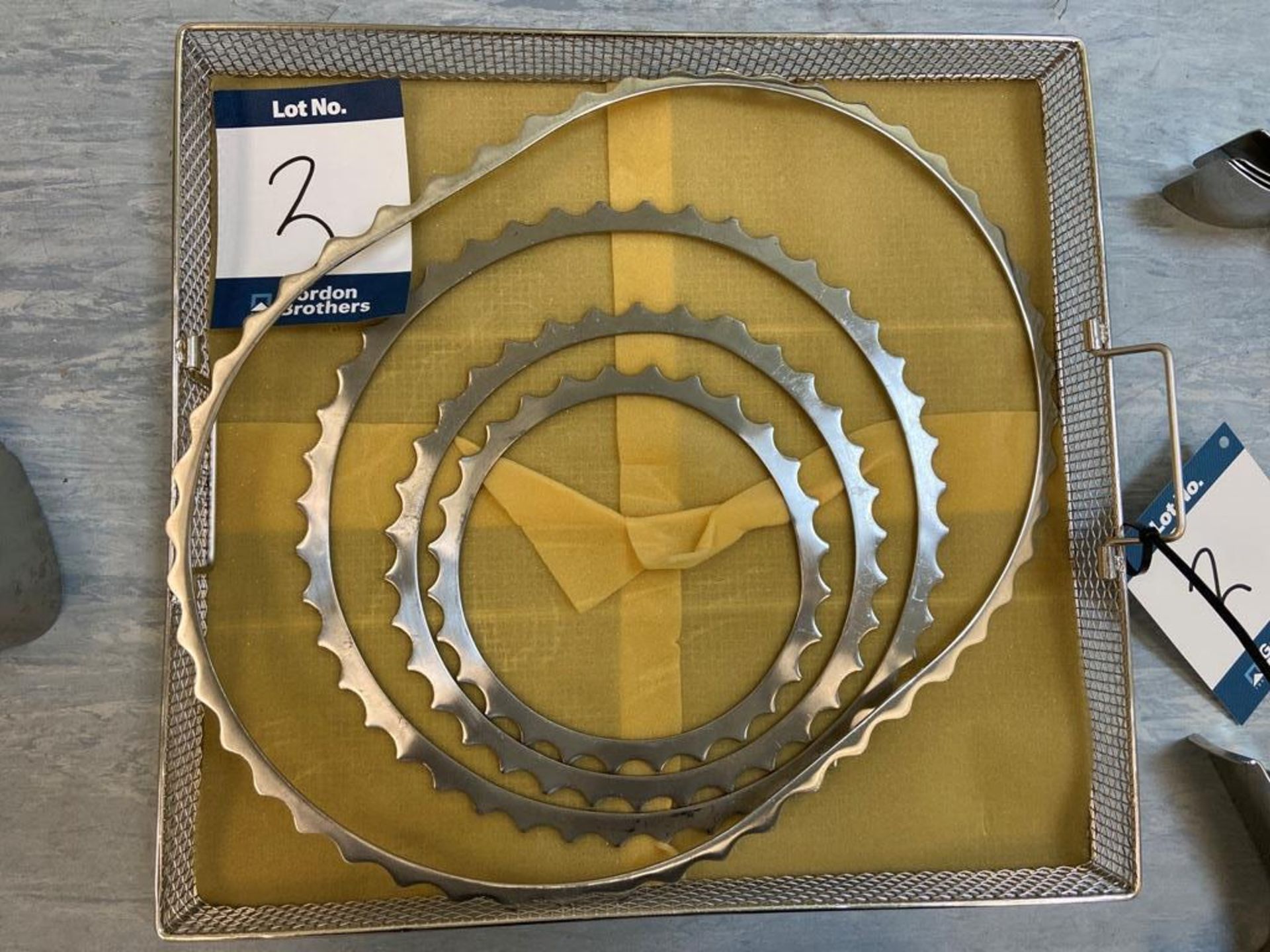 Sterilisation tray with contents of surgical instruments including retractors and centre blades - Image 2 of 3