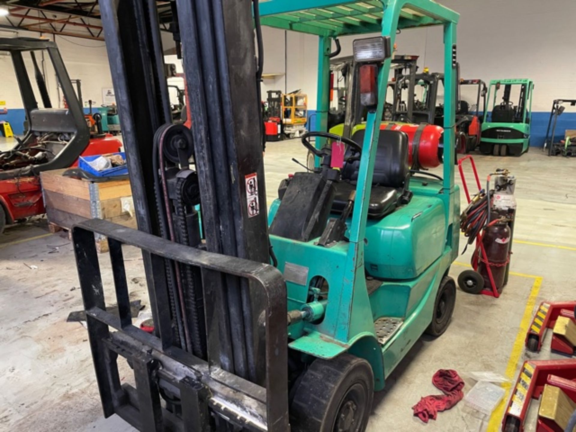 MITSUBISHI 2005 LPG FORKLIFT- LIFT HEIGHT 4100mm - Image 2 of 3