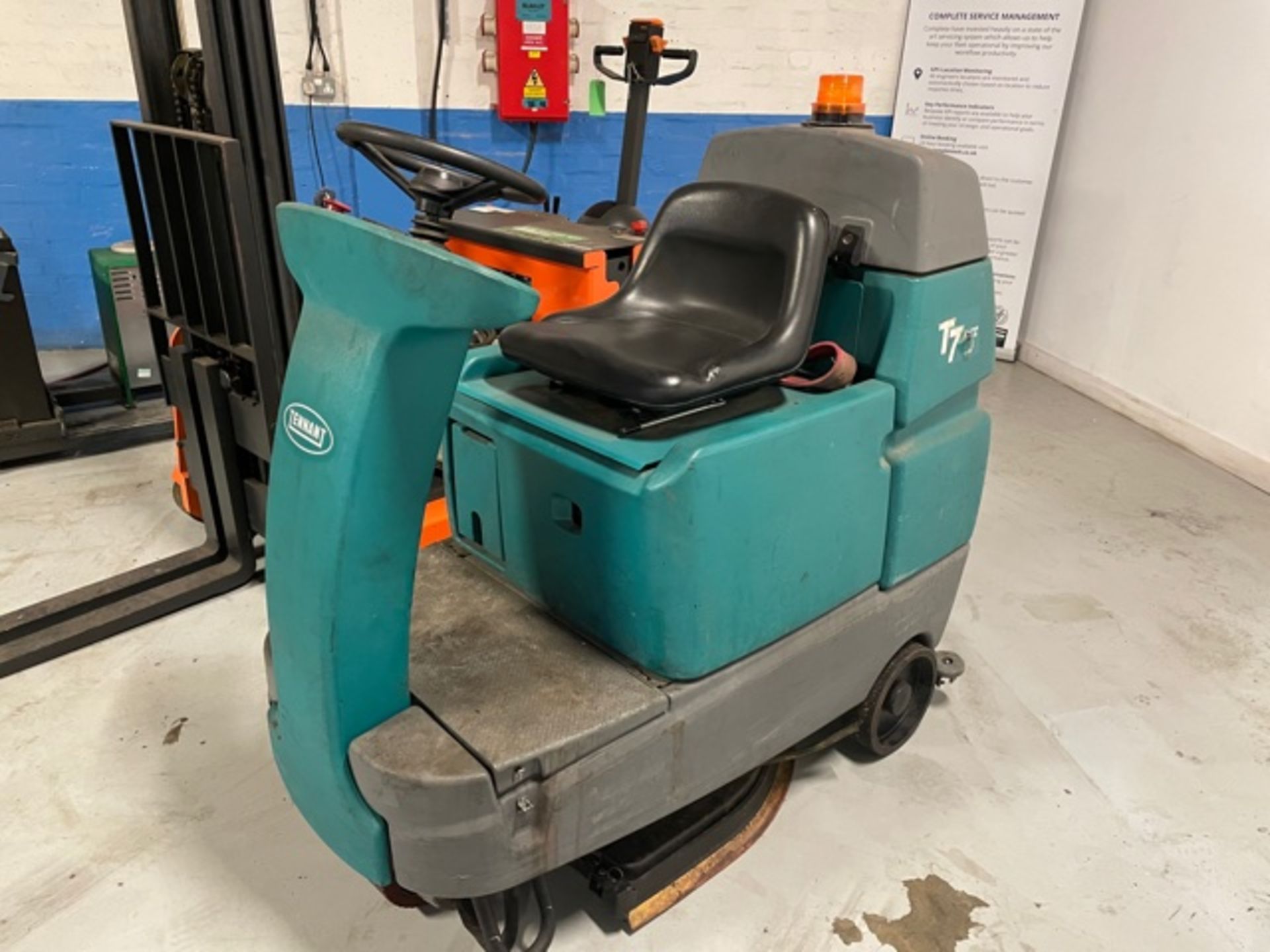 TENNANT T7 SIDE ON FLOOR CLEANER 2005 ELECTRIC - Image 2 of 3