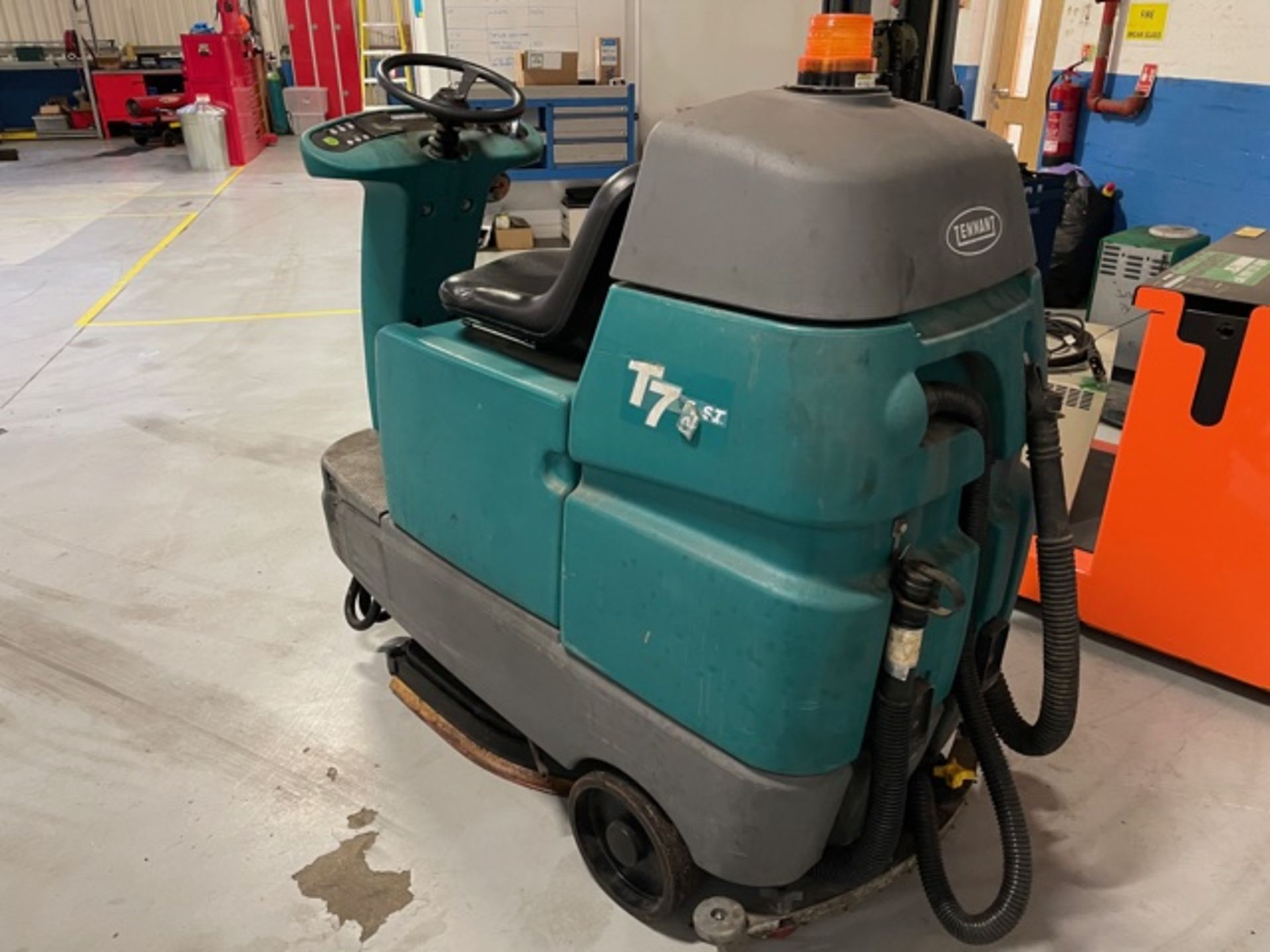 TENNANT T7 SIDE ON FLOOR CLEANER 2005 ELECTRIC - Image 3 of 3