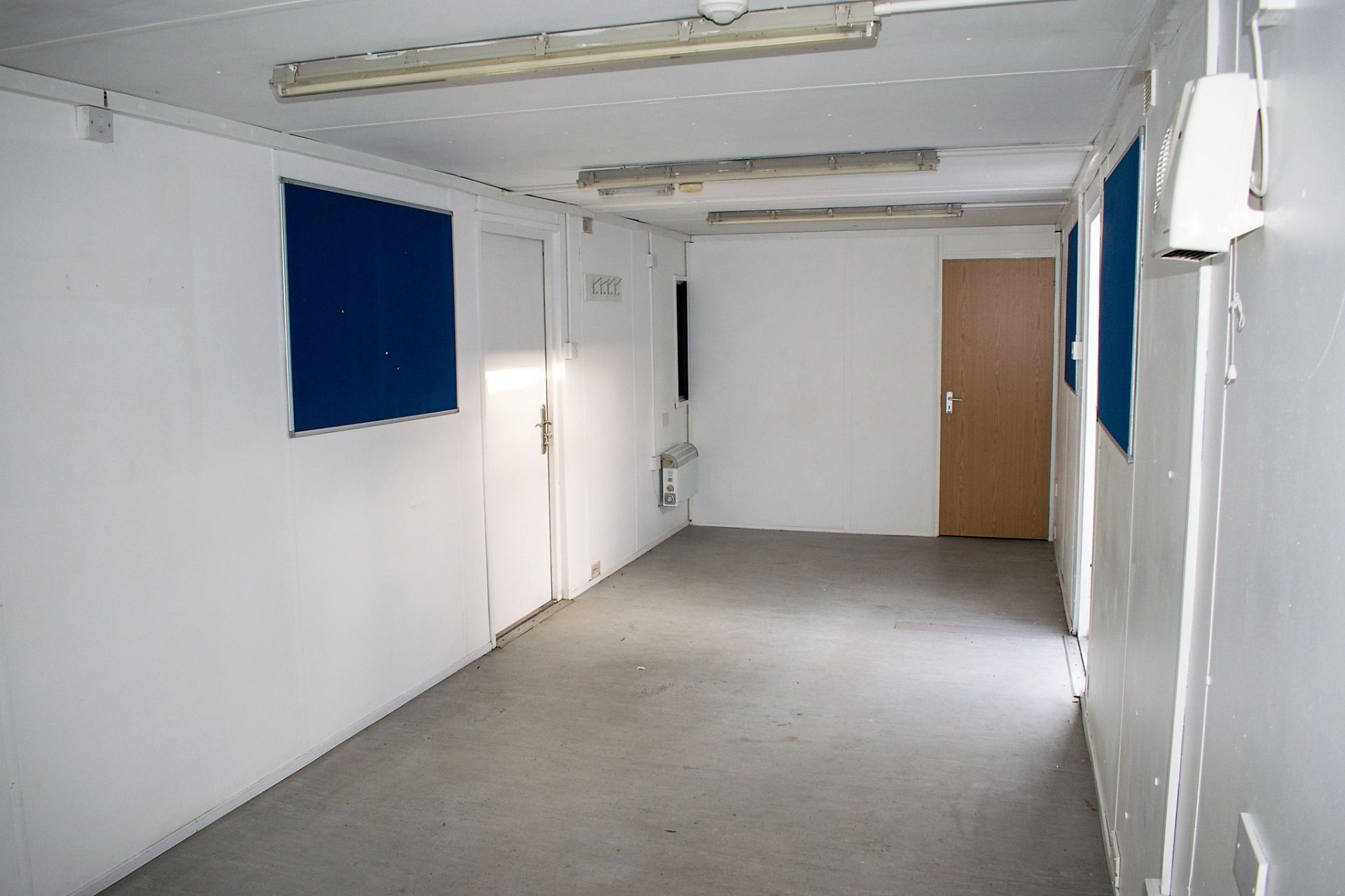 32 ft x 10 ft steel anti vandal office site unit Comprising of: office room & kitchen area c/w - Image 5 of 7