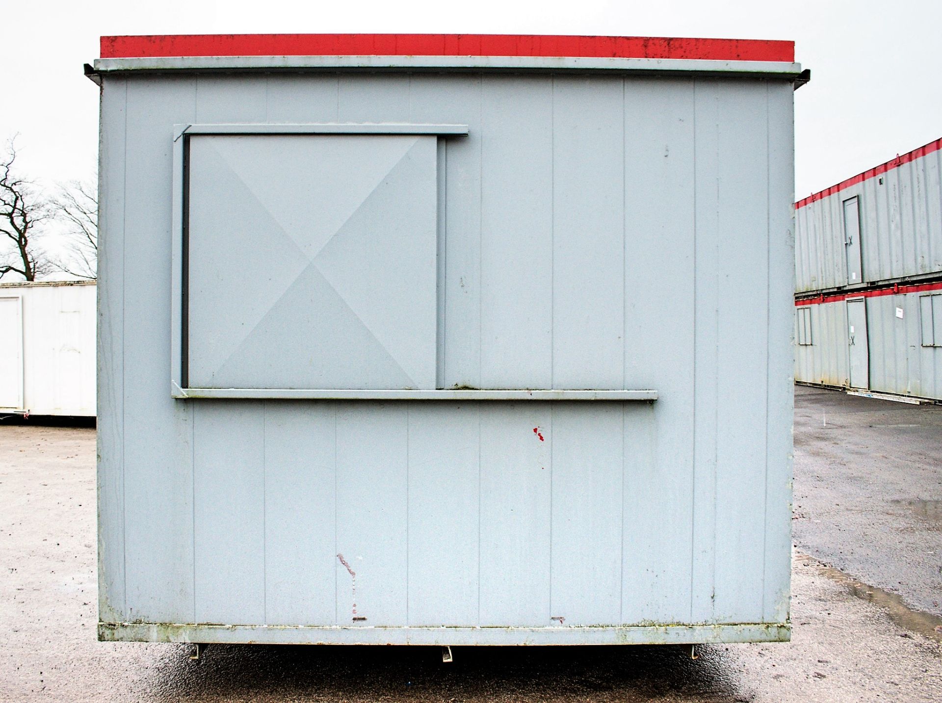 32 ft 10 ft steel anti-vandal jack leg office site unit  Comprising of: Lobby, office & canteen - Image 6 of 10