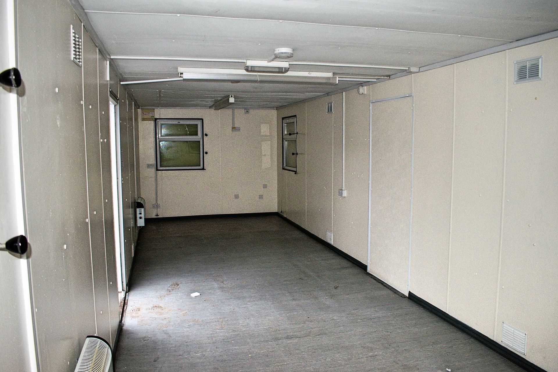 32 ft x 10 ft steel anti-vandal office site unit  c/w: keys  BB34153 - Image 8 of 8