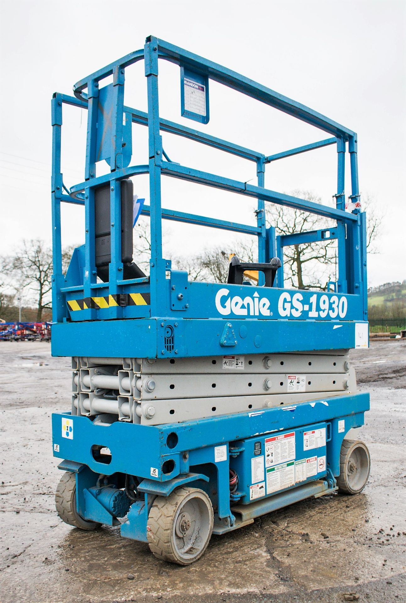 Genie GS1930 battery electric scissor lift Year: 2002 S/N: 54257 Recorded Hours: 516 0883-0005 - Image 3 of 8