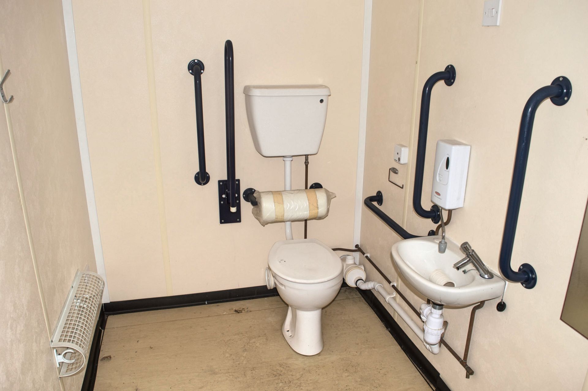 32 ft x 10 ft steel toilet sit unit Comprising of: Gents toilet with; 4 - toilets, 4 - urinals & 4 - - Image 16 of 16