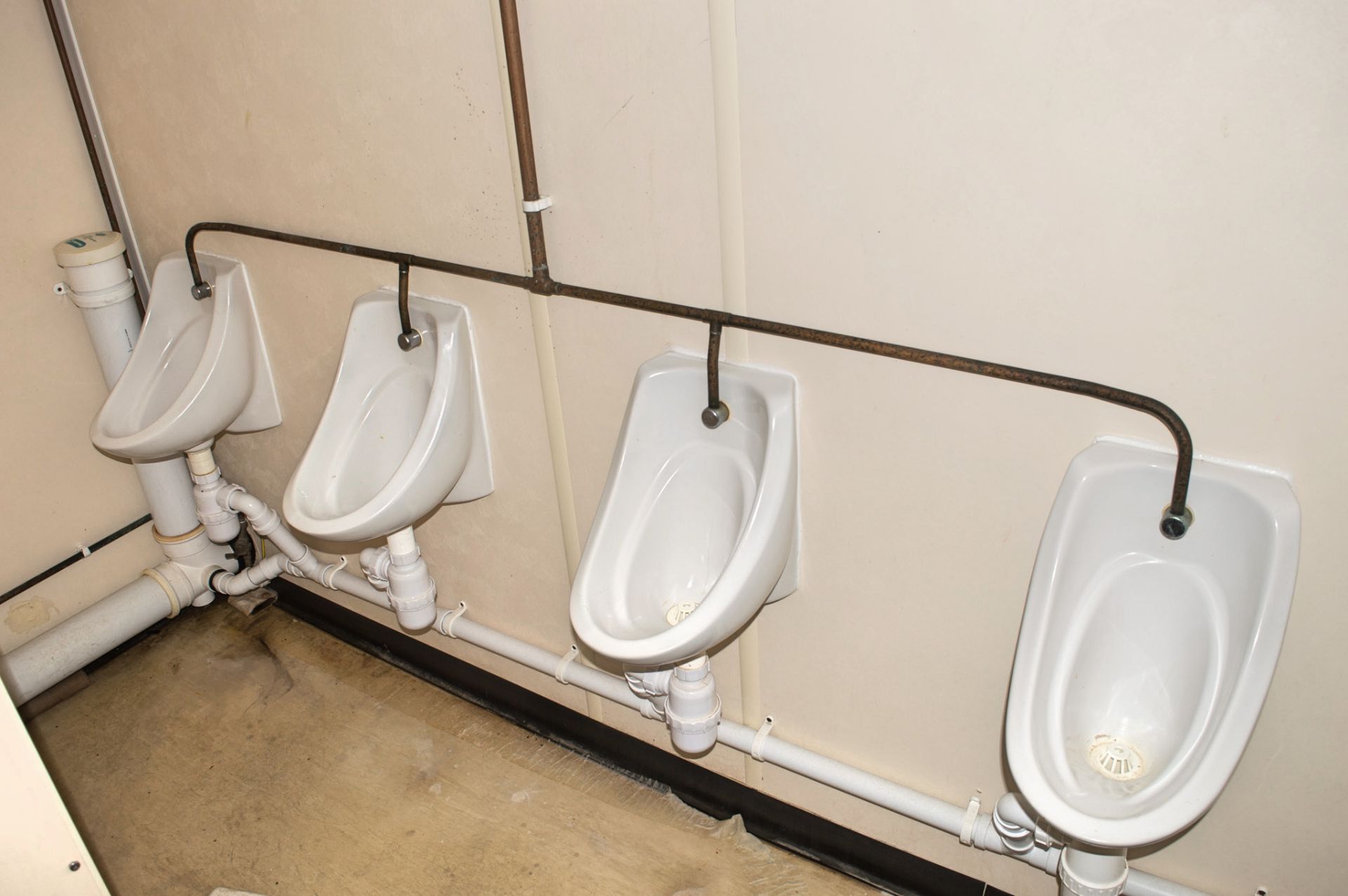 32 ft x 10 ft steel toilet sit unit Comprising of: Gents toilet with; 4 - toilets, 4 - urinals & 4 - - Image 11 of 16