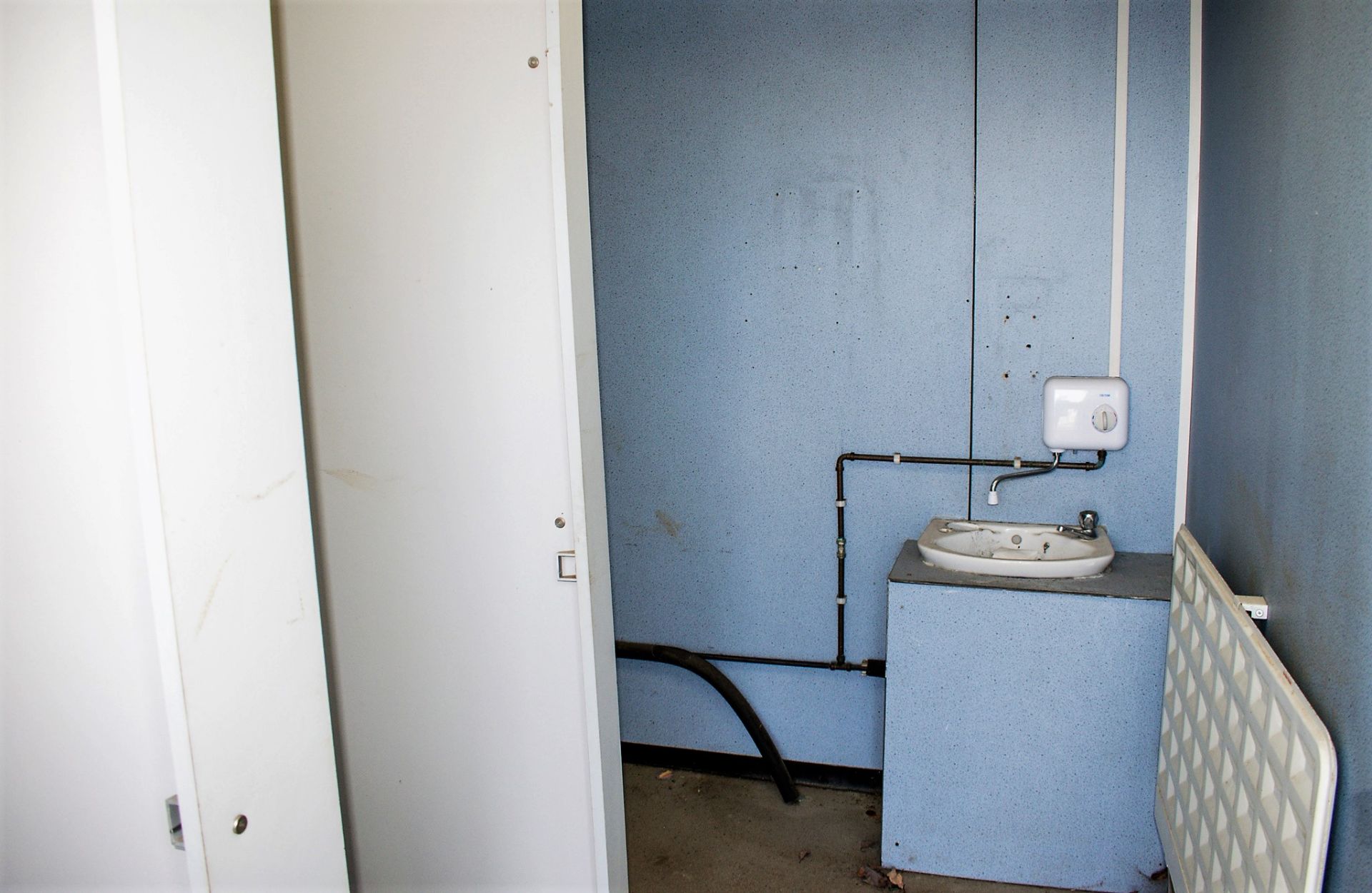 12 ft x 8 ft steel anti vandal toilet site unit Comprising of Gents toilet (2 - cubicles, 2 - - Image 5 of 13