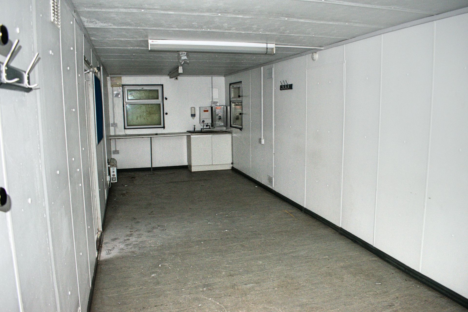 32 ft x 10 ft steel anti-vandal office site unit c/w: keys BB34154 - Image 8 of 8