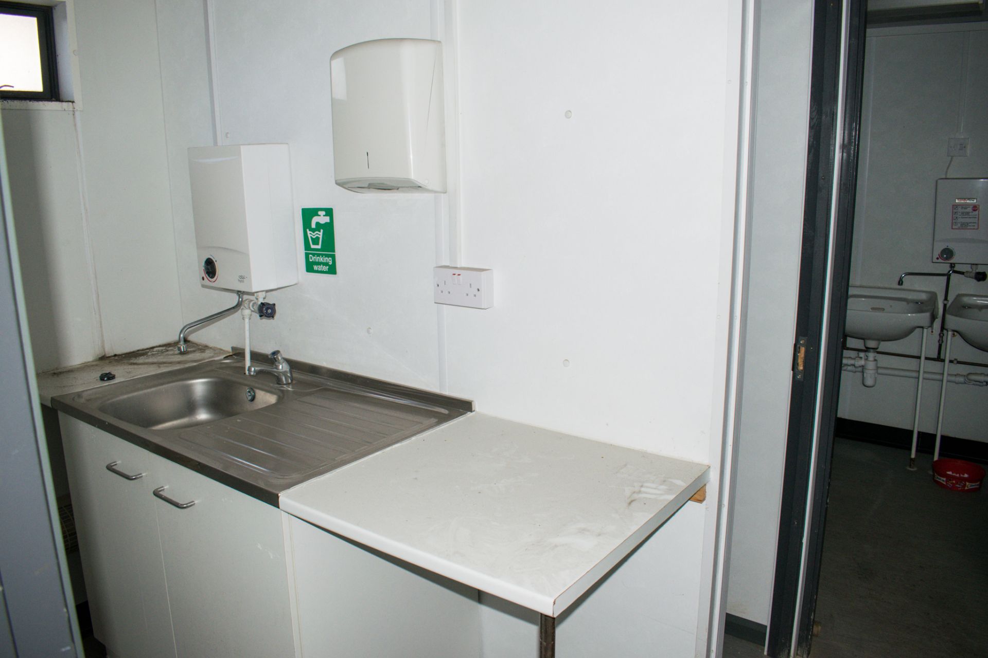 32 ft x 10 ft steel anti-vandal toilet/changing room site unit Comprising of: Lobby, Kitchen - Image 6 of 12