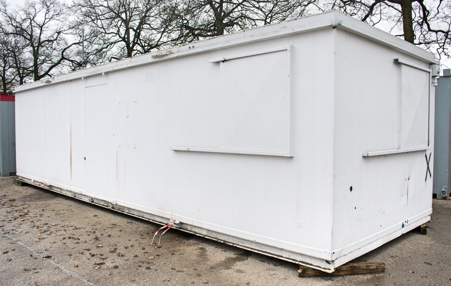 32 ft x 10 ft steel anti-vandal office site unit  c/w: keys  BB34153 - Image 4 of 8