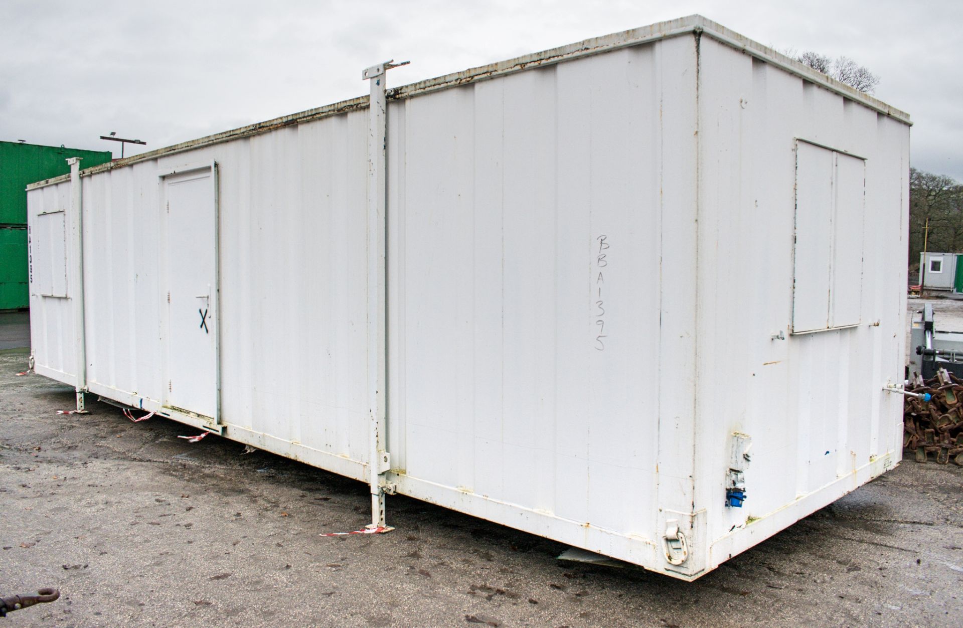 32 ft x 10 ft steel anti-vandal jack leg office site unit c/w: keys BBA 1395 - Image 3 of 8