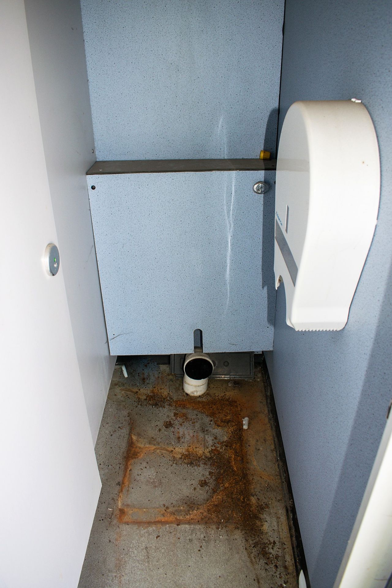 12 ft x 8 ft steel anti vandal toilet site unit Comprising of Gents toilet (2 - cubicles, 2 - - Image 10 of 13