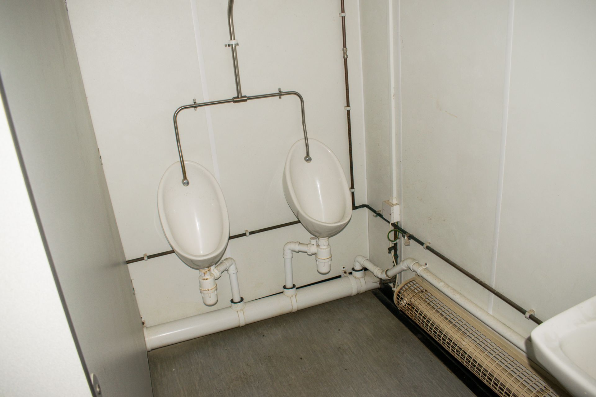32 ft x 10 ft steel anti-vandal toilet/changing room site unit Comprising of: Lobby, Kitchen - Image 9 of 12