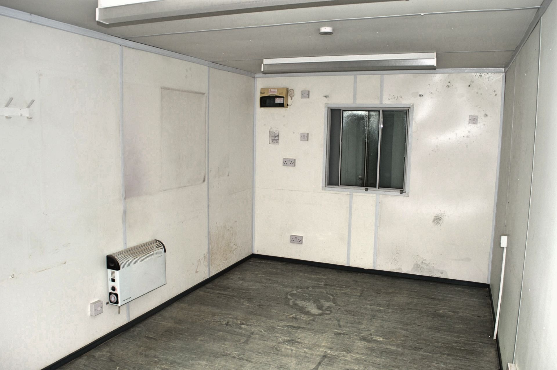 32 ft x 10 ft steel anti-vandal office site unit Comprising of: 2 - offices c/w Keys BB34061 - Image 5 of 8