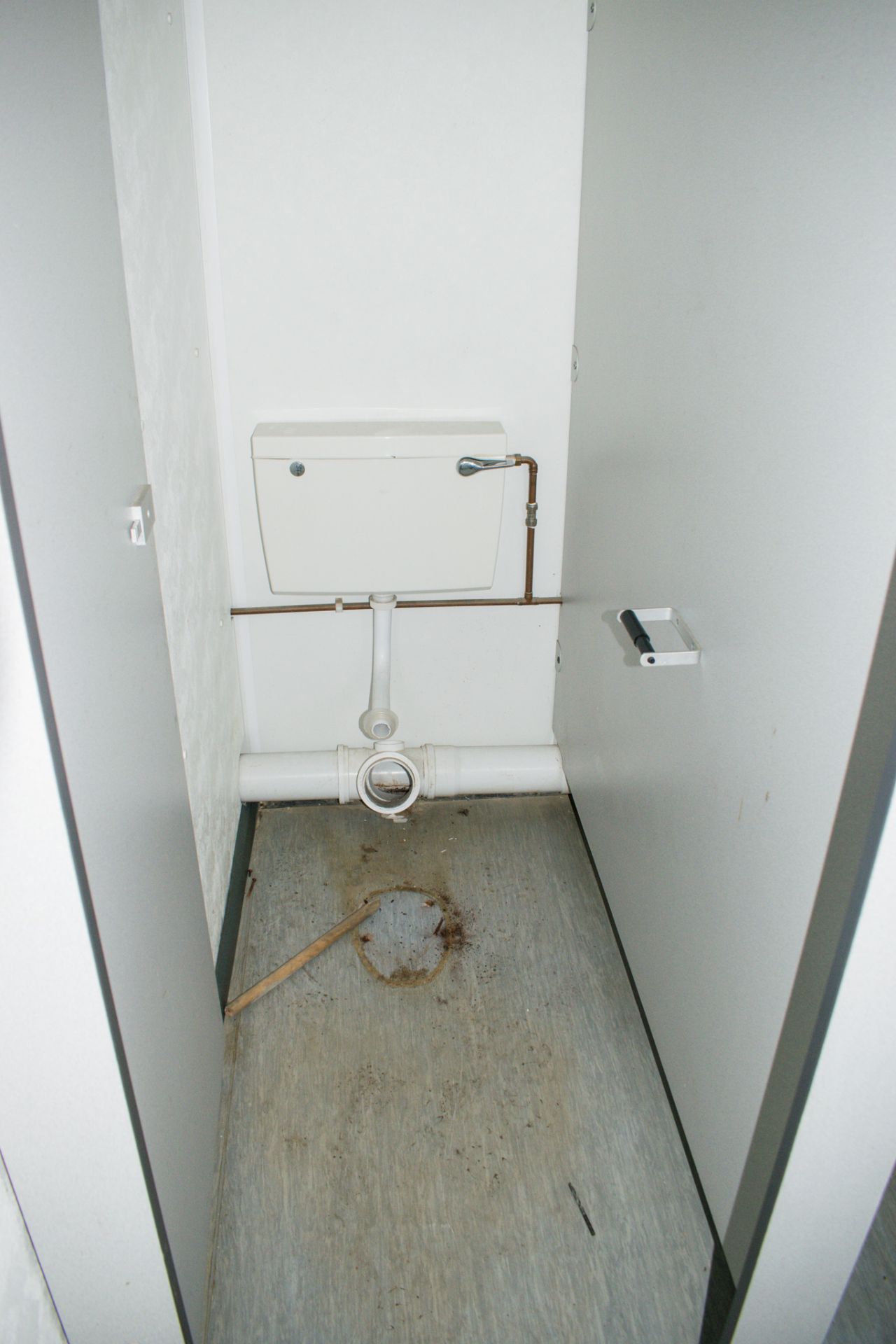 32 ft x 10 ft steel anti-vandal toilet/changing room site unit Comprising of: Lobby, Kitchen - Image 8 of 12