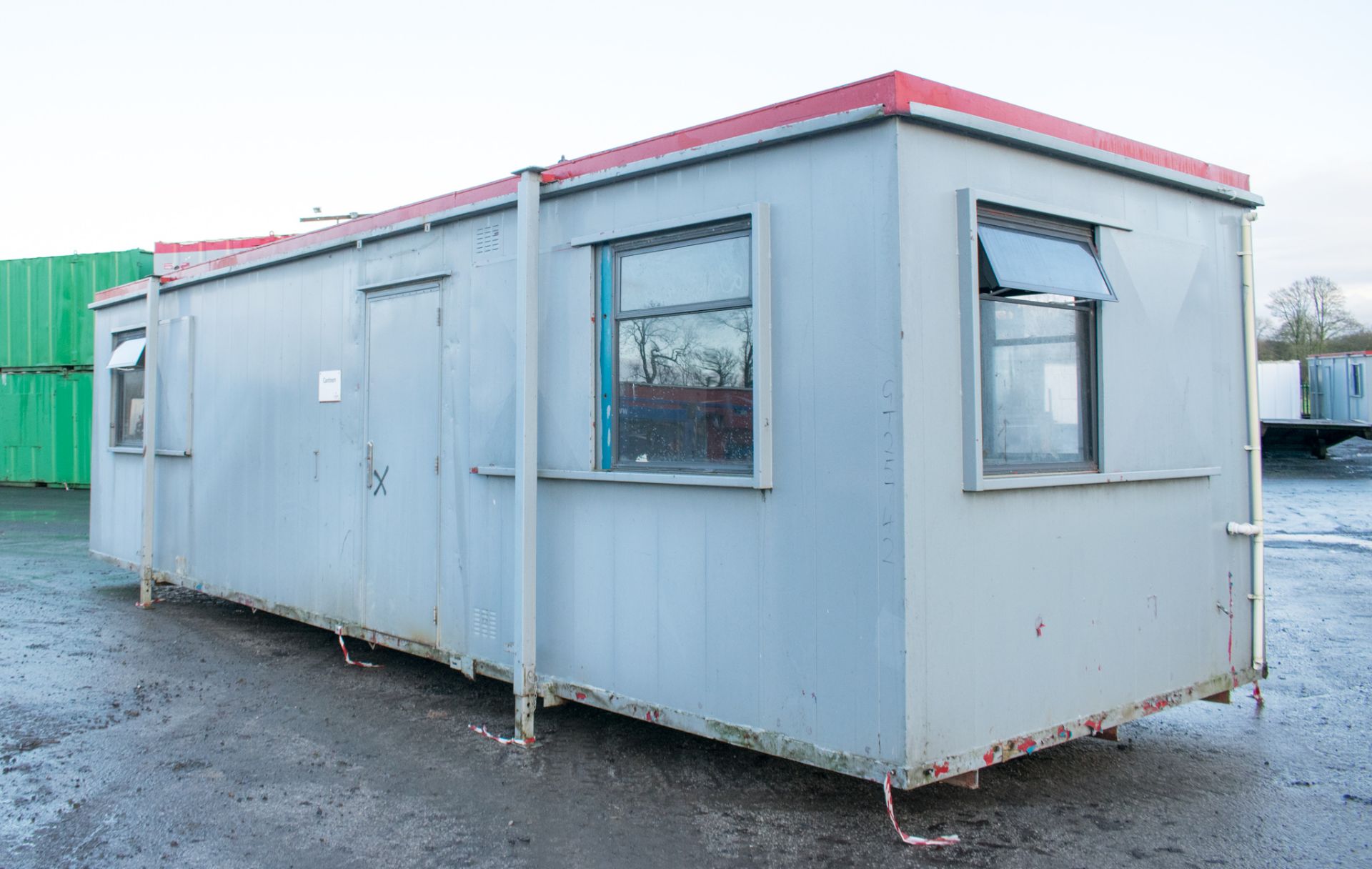 32 ft x 10 ft anti-vandal jack leg office site unit c/w: keys GT25742 - Image 4 of 6