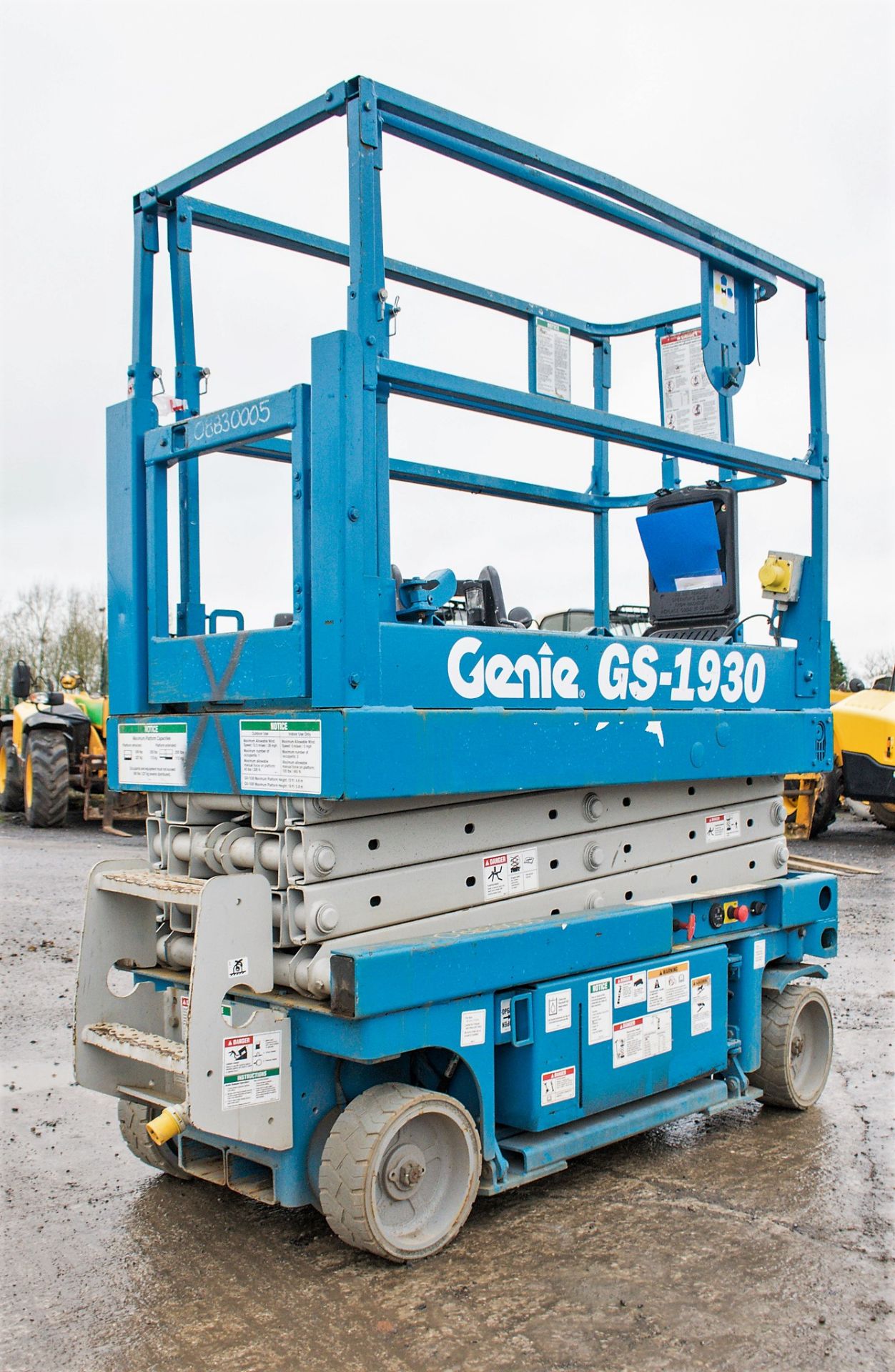 Genie GS1930 battery electric scissor lift Year: 2002 S/N: 54257 Recorded Hours: 516 0883-0005