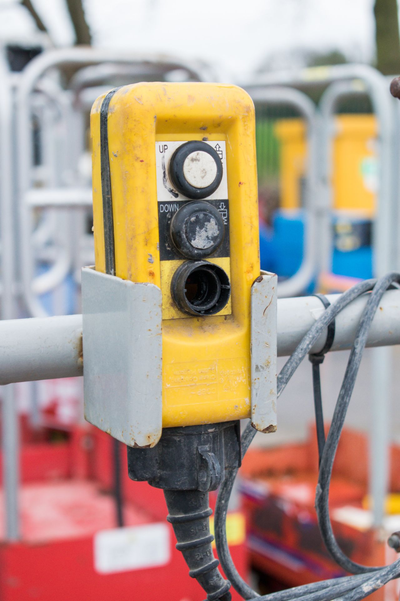 Pop-Up battery electric push along scissor lift 08FT0161 - Image 6 of 6