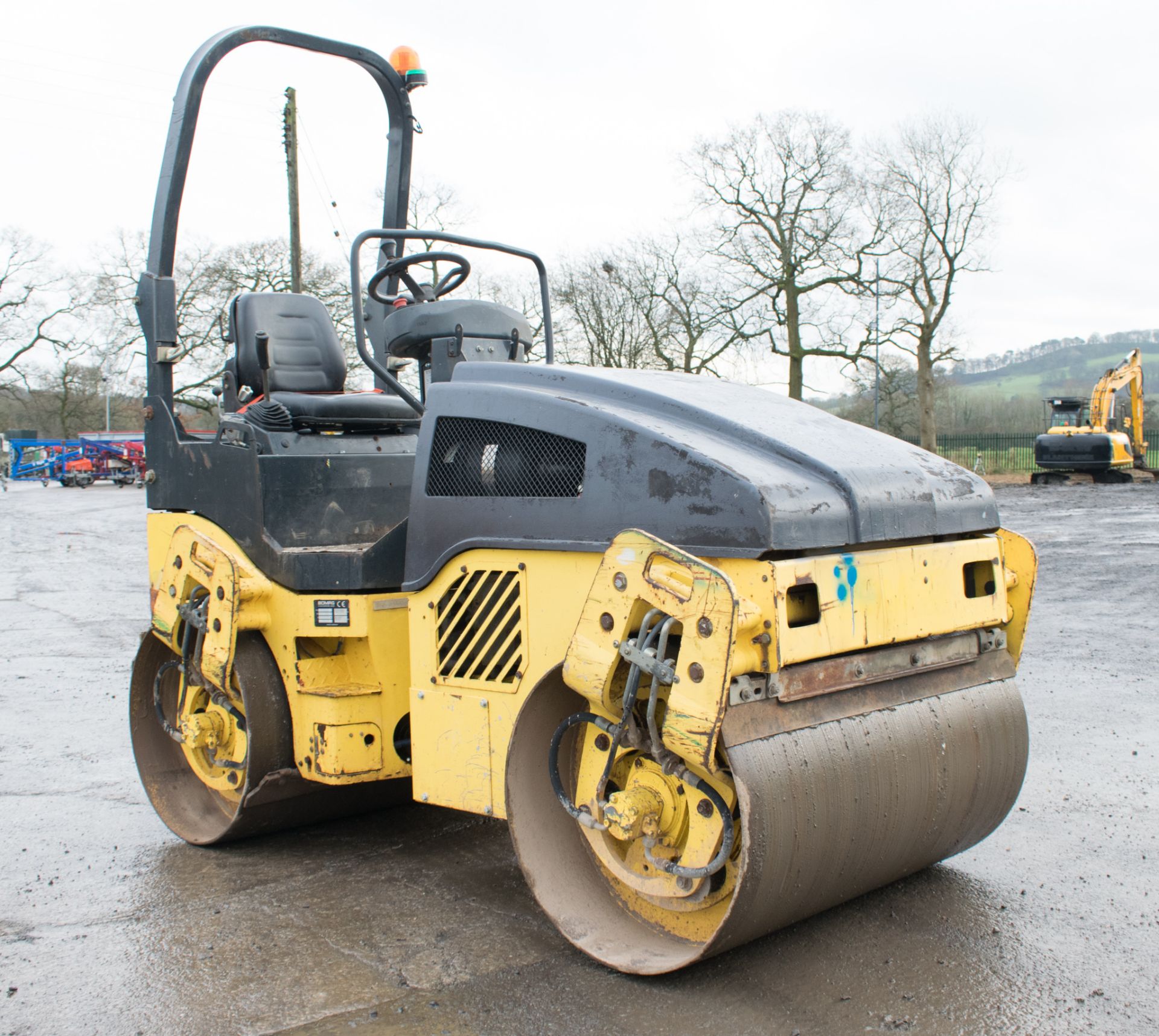 Bomag BW120 AD-4 double drum ride on roller Year: 2005 S/N 22546 Recorded hours: Not displayed ( - Image 2 of 12