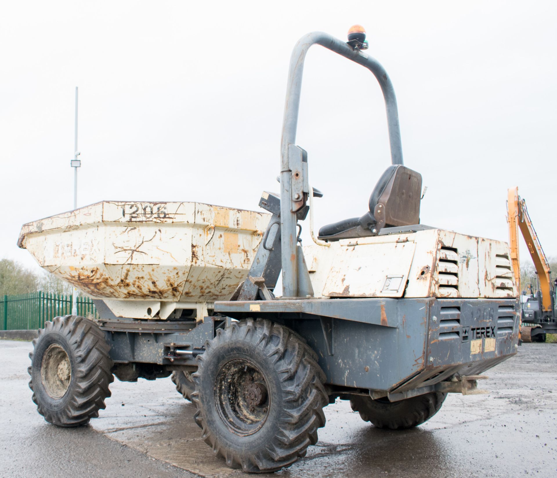 Benford 3 tonne swivelskip dumper Year: 2006 S/N: E604FS153 Recorded hours: 2839 1206 - Image 4 of 18