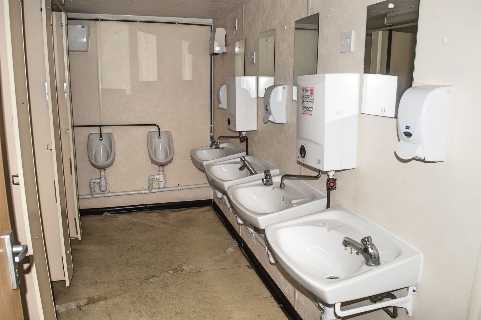 32 ft x 10 ft steel toilet sit unit Comprising of: Gents toilet with; 4 - toilets, 4 - urinals & 4 - - Image 6 of 16