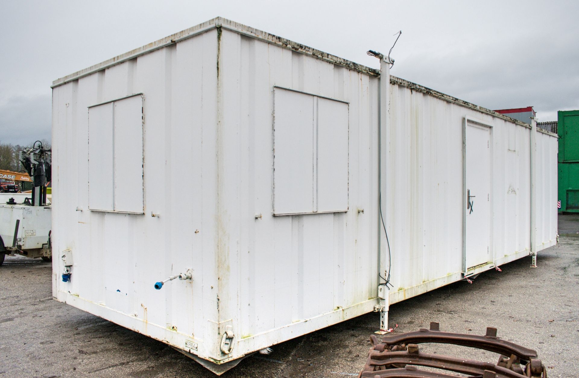 32 ft x 10 ft steel anti-vandal jack leg office site unit c/w: keys BBA 1395 - Image 4 of 8