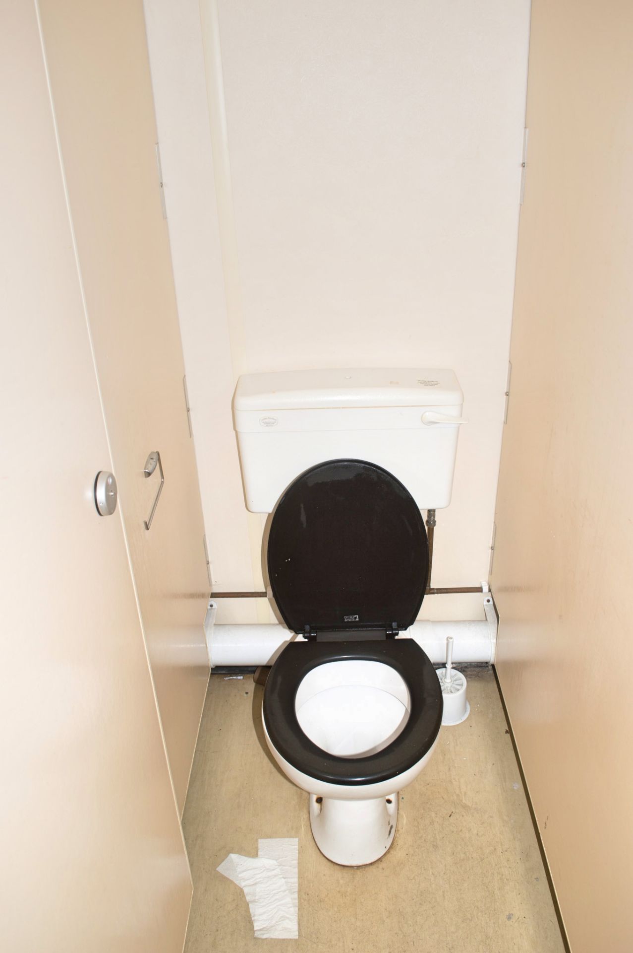 32 ft x 10 ft steel toilet sit unit Comprising of: Gents toilet with; 4 - toilets, 4 - urinals & 4 - - Image 9 of 16