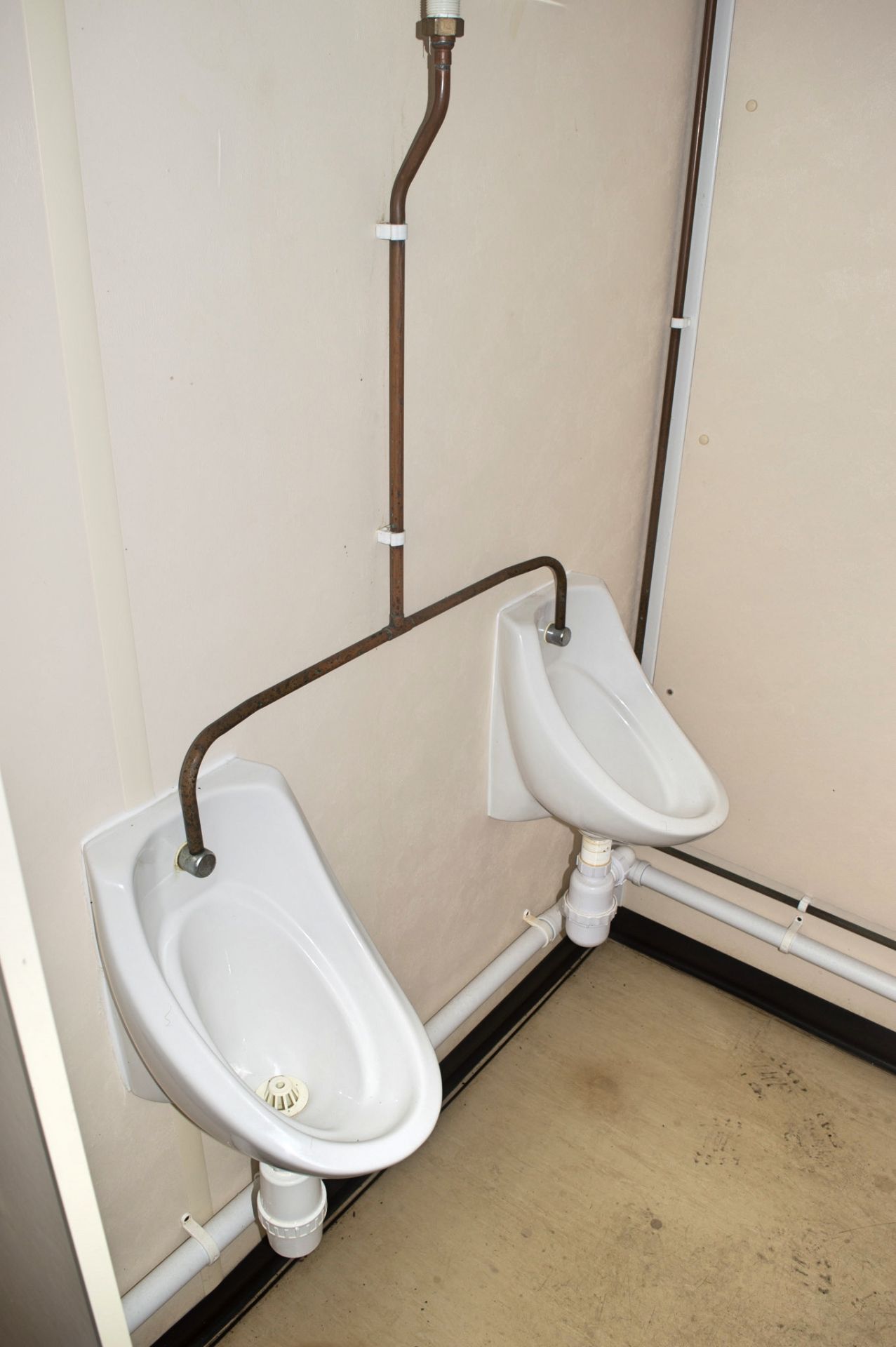 32 ft x 10 ft steel toilet sit unit Comprising of: Gents toilet with; 4 - toilets, 4 - urinals & 4 - - Image 13 of 16