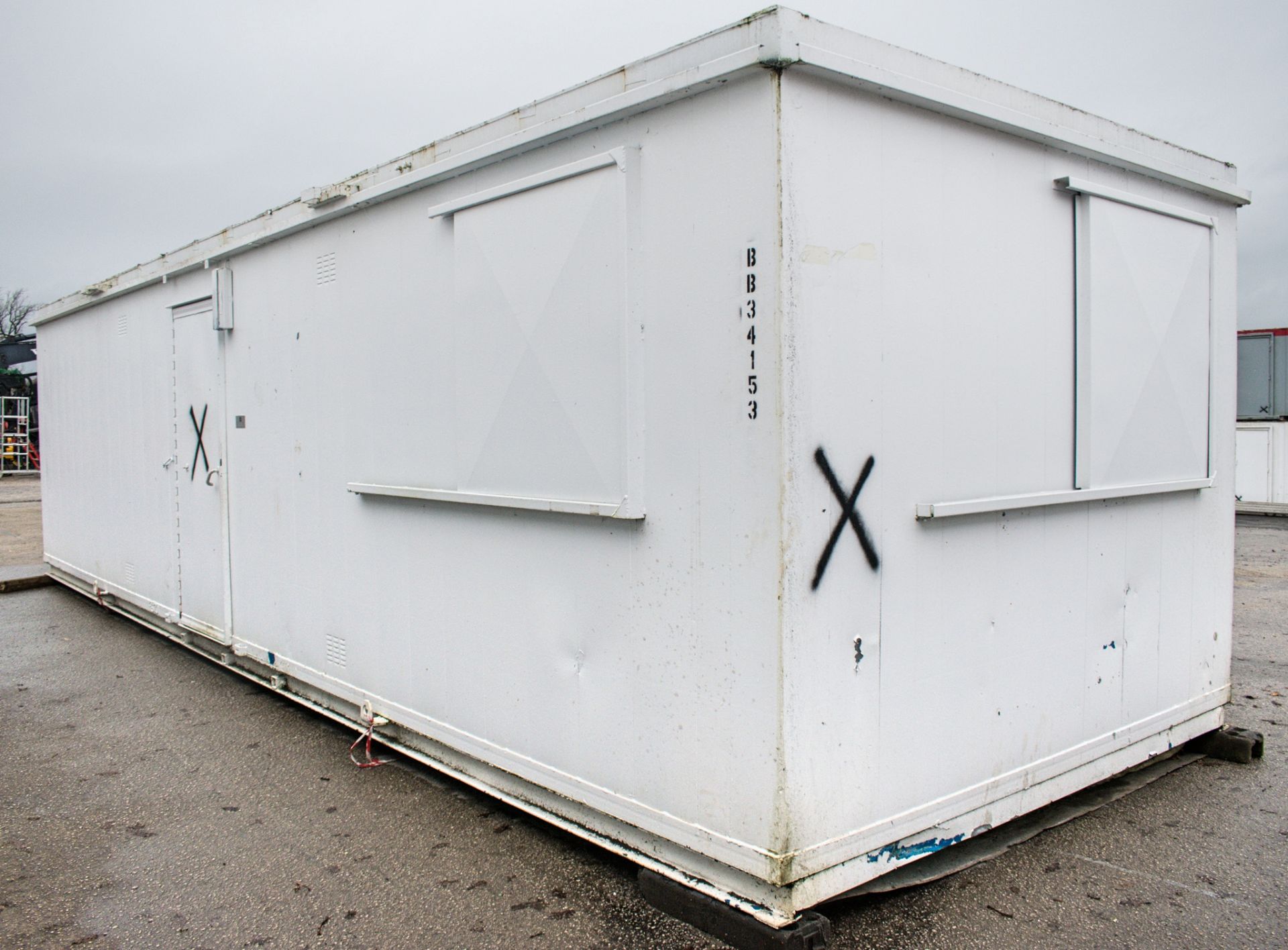 32 ft x 10 ft steel anti-vandal office site unit  c/w: keys  BB34153 - Image 2 of 8