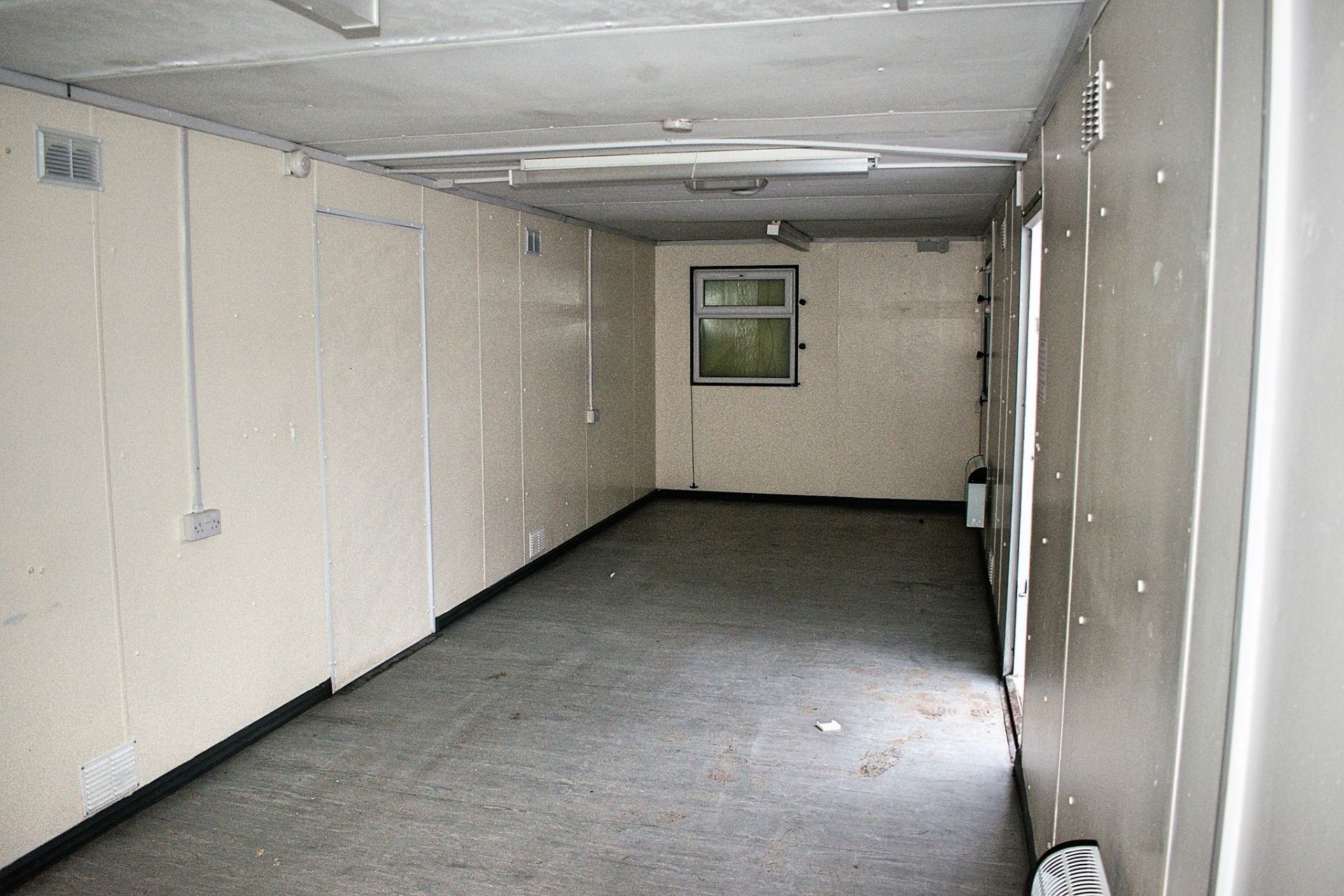 32 ft x 10 ft steel anti-vandal office site unit  c/w: keys  BB34153 - Image 7 of 8