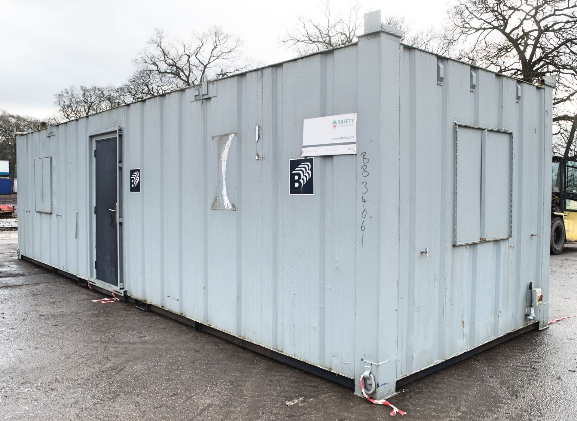 32 ft x 10 ft steel anti-vandal office site unit Comprising of: 2 - offices c/w Keys BB34061 - Image 4 of 8