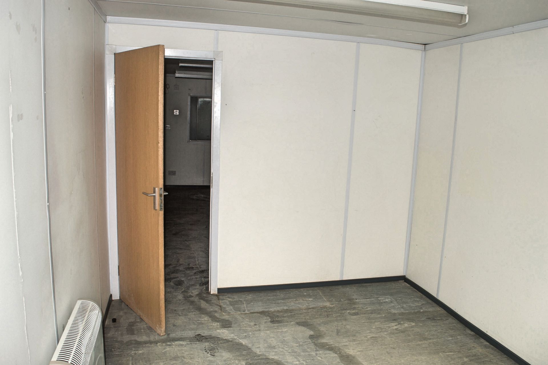 32 ft x 10 ft steel anti-vandal office site unit Comprising of: 2 - offices c/w Keys BB34061 - Image 7 of 8