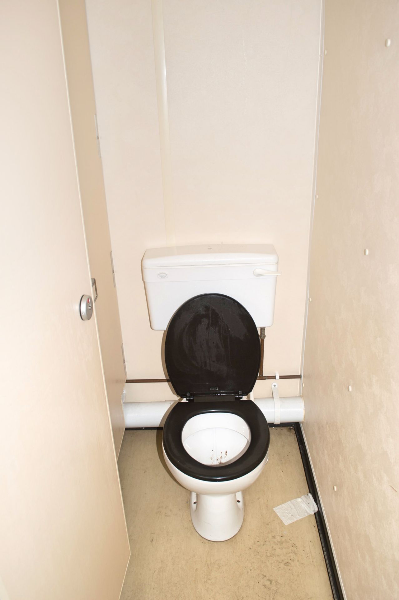 32 ft x 10 ft steel toilet sit unit Comprising of: Gents toilet with; 4 - toilets, 4 - urinals & 4 - - Image 14 of 16